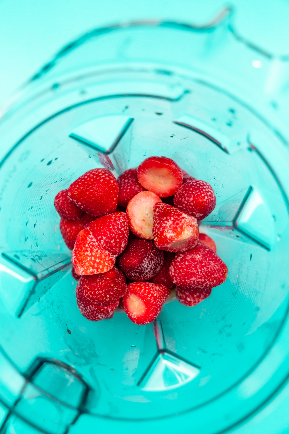 Ingredients for the smoothie bowl in the blender.